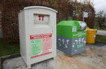 ZBIRALNIK ZA UPORABNA OBLAČILA IN OBUTEV UNEC 01 FOTO LJUBO VUKELIČ